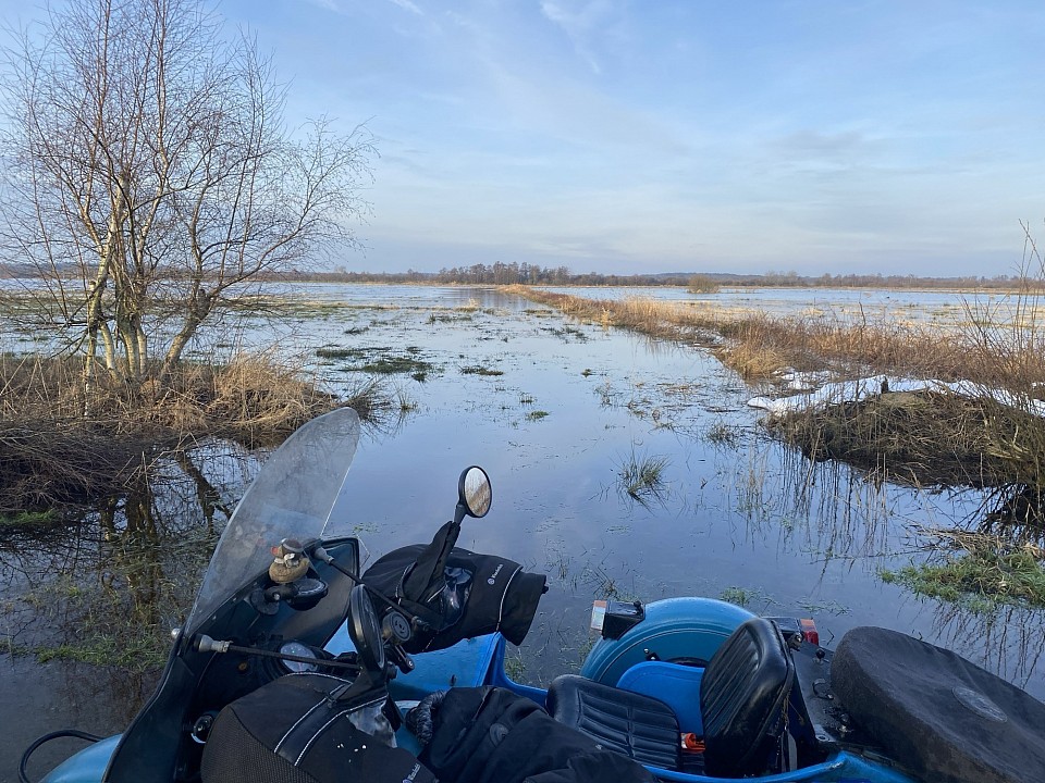 Gut, das war keine so tolle Idee. Am Ende des Weges stand ich vorm Deich auf einer überschwemmten Wiese. So tief, daß mir beim Umdrehen die Stiefel voll liefen. Ich hatte ganz schön zu tun, um aus dem Polder heraus zu kommen. Zeitweise dachte ich, ich müsse die Maschine aufgeben.