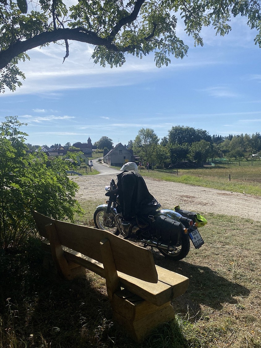 Eine Bank am Straßenrand in Brandenburg · 27. September 2026